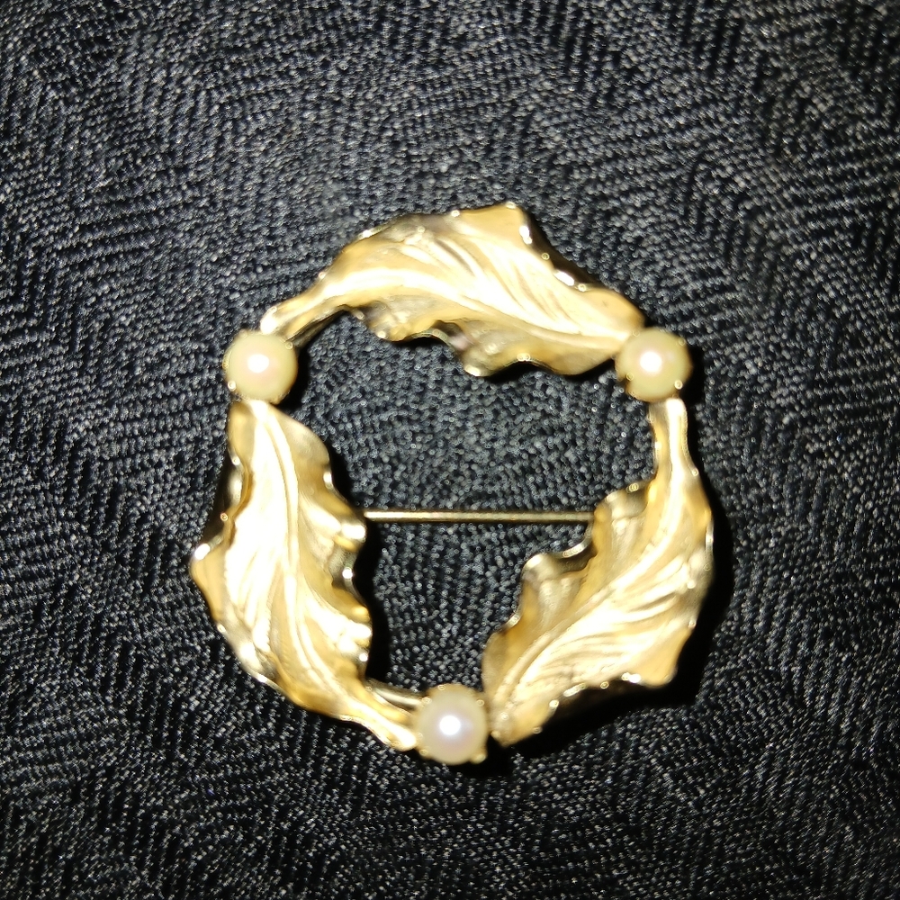 Vintage Elegant Monet Gold Leaf Brooch with Pearls